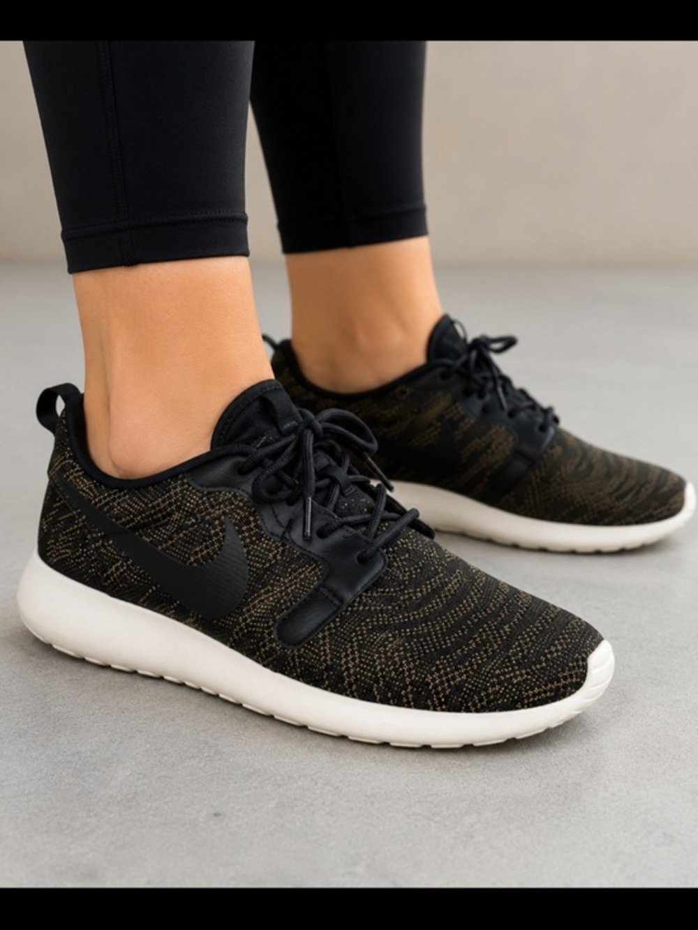 Nike Roshe One Black Metallic Gold Knit Running Sneakers Women’s Size 8.5